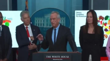 لحظة طريفة.. صوت بط من هاتف يثير الضحك في مؤتمر البيت الأبيض